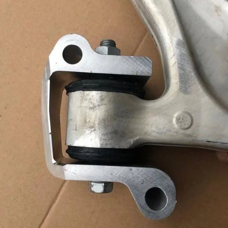 

Triangle arm small rubber sleeve holder 20 19-vo l vo XC 90 front lower suspension lower arm triangle bracket rubber sleeve
