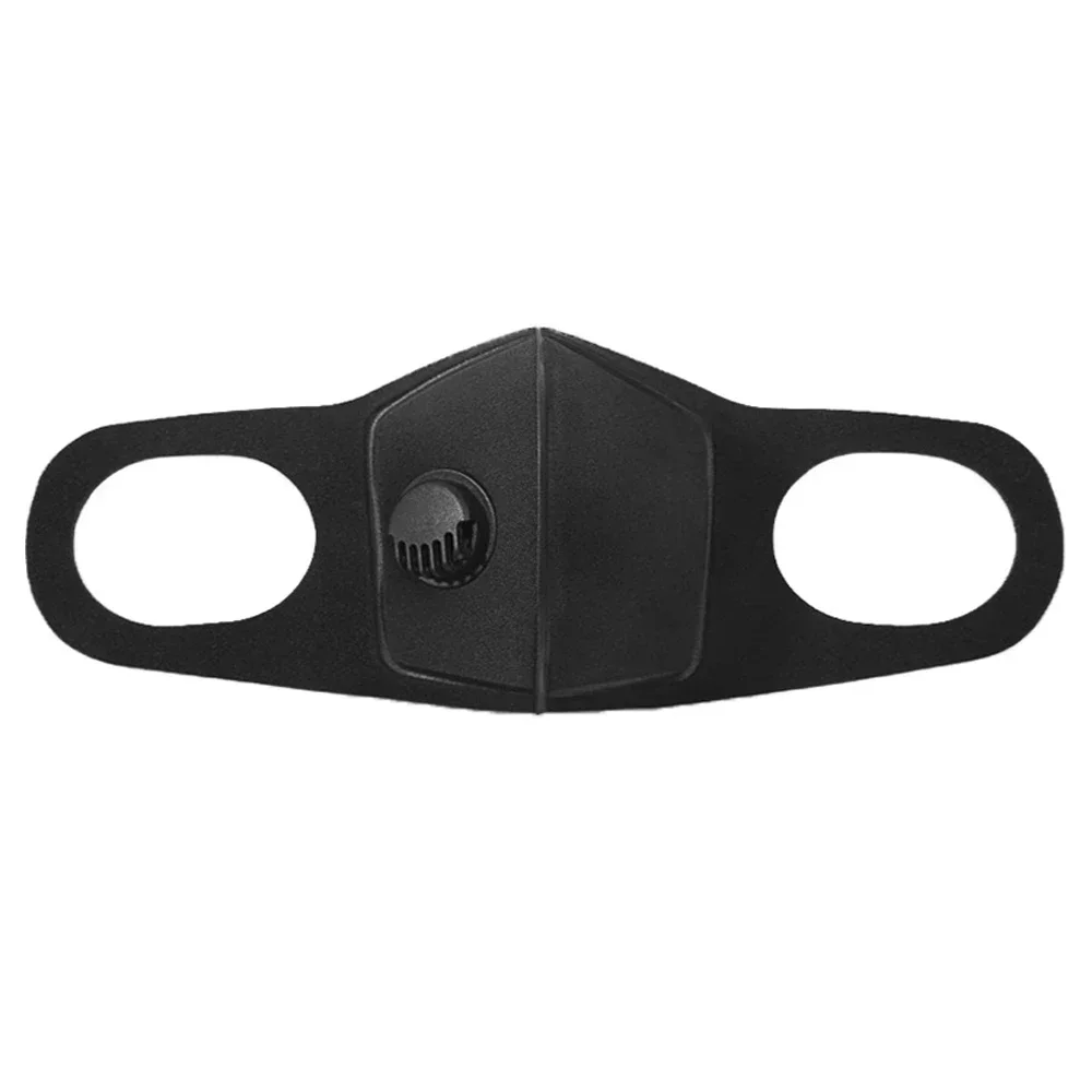 Cycliste portant un masque réutilisable noir XL, protection anti-poussière sur piste cyclable.