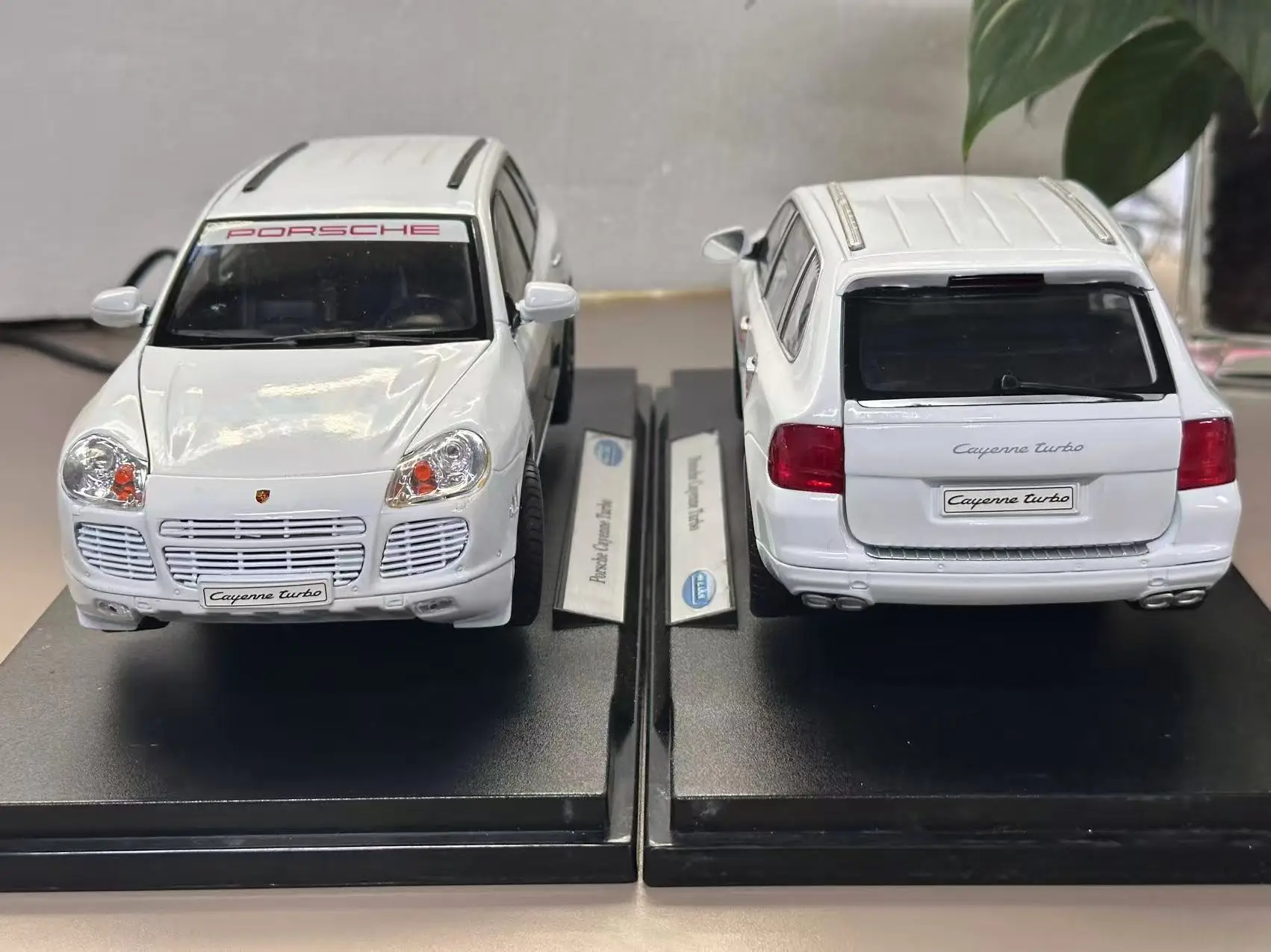 ポルシェ カイエン ターボ絶版モデル 1:18 スケール合金ホビー
