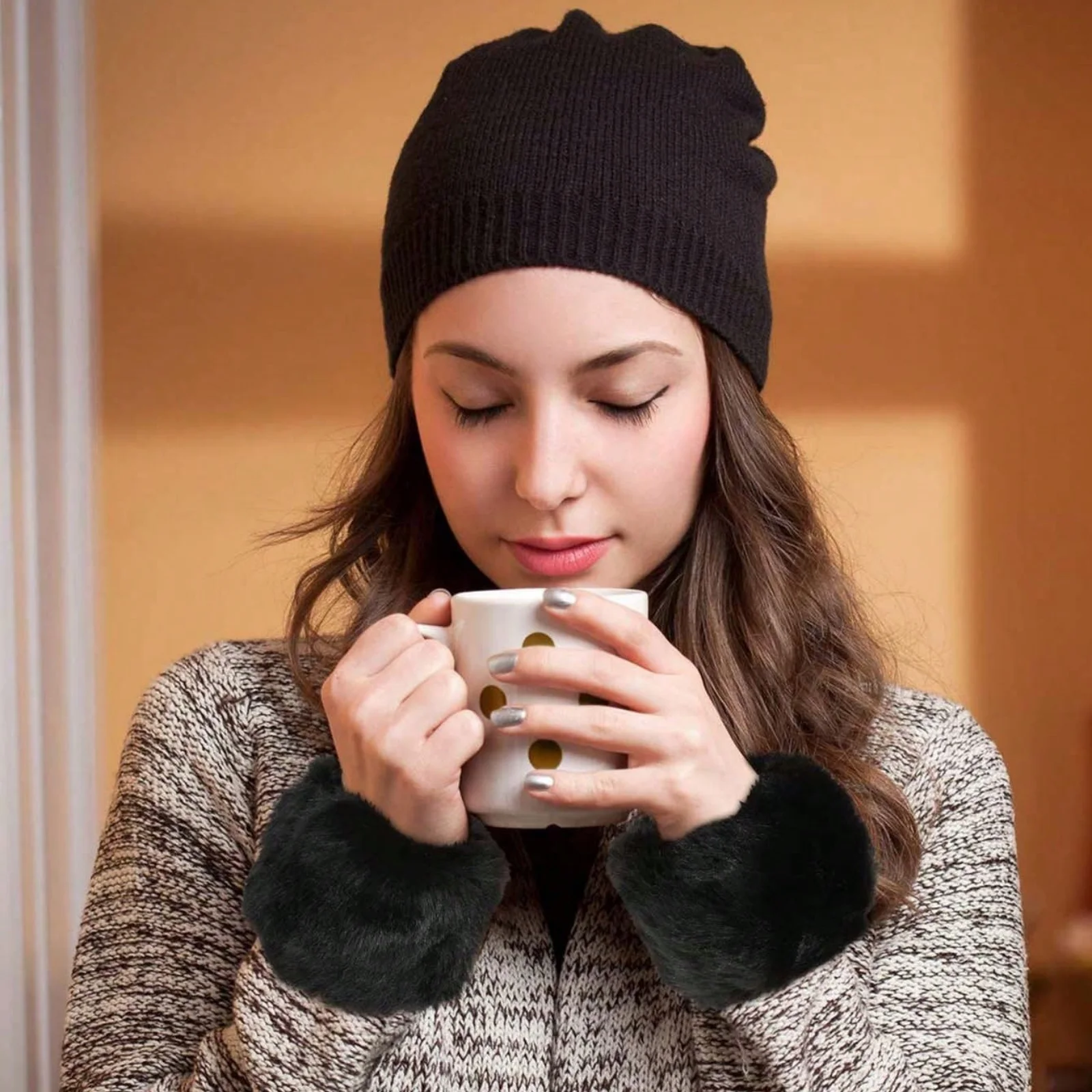 A pairWomen's Faux Fur Wrist Cuffs Autumn Winter Warm Fluffy Bracelets Multi-Color Fashion Wrist Warmers Stylish Hair Accessorie