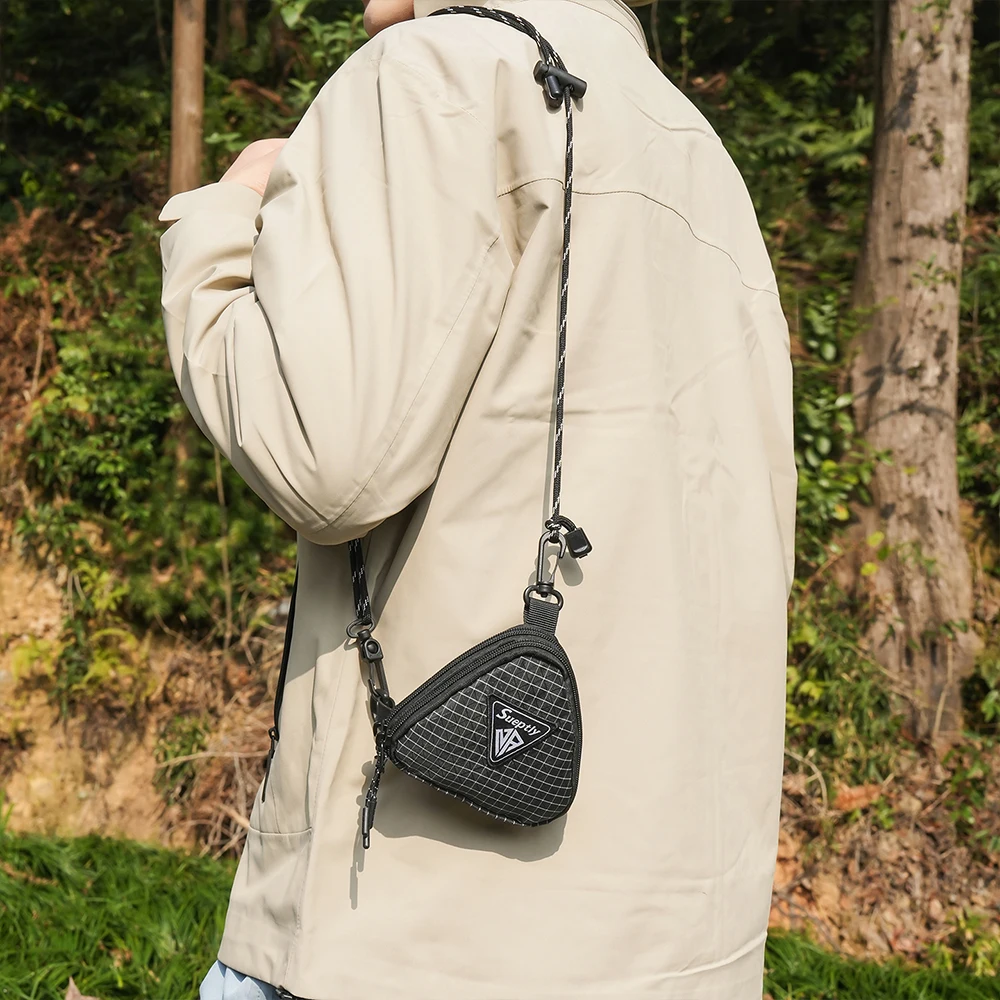Herren-Umhängetasche, kleine Hängetasche im japanischen Stil, dreieckige Schlüsseltasche in kontrastierender Farbe, lässige Kopfhörertasche im Workwear-Stil – Detail 13