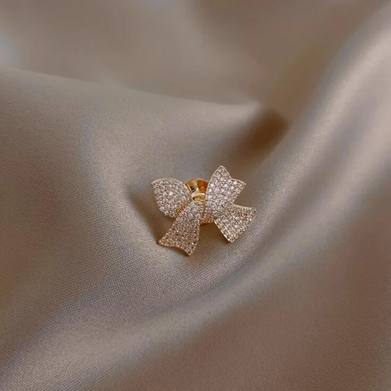 

2023 New Bowknot Brooch for Women Cute Full Diamond Fixed Clothes Lapel Pin Fashion Party Wedding Coat Skirt Collar Accessories