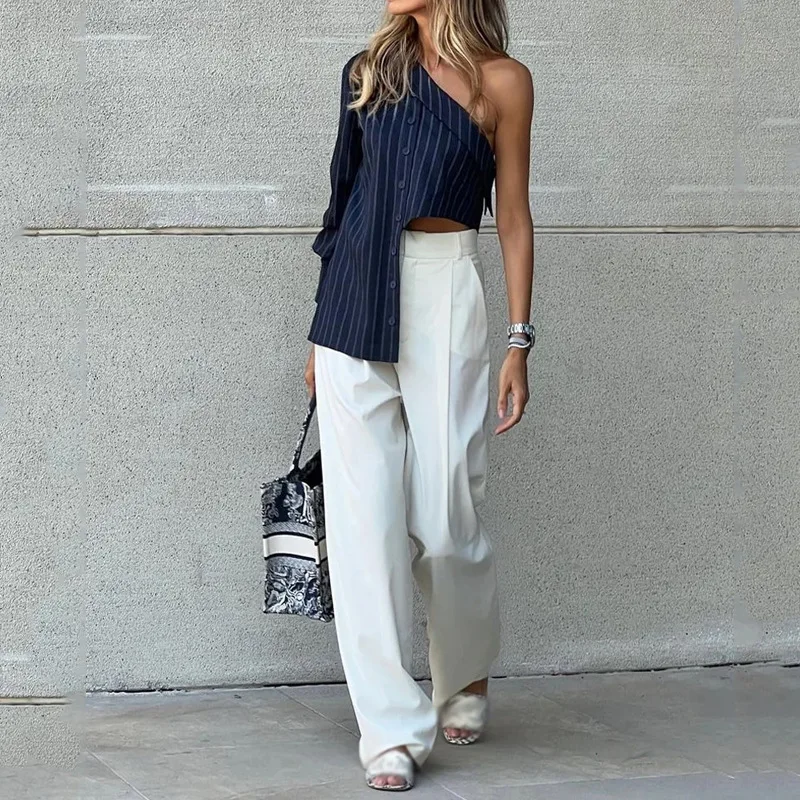 

Женский костюм в синюю полоску, топ с диагональным воротником на одно плечо и белые длинные брюки, осенний костюм с асимметричным блейзером и прямыми брюками