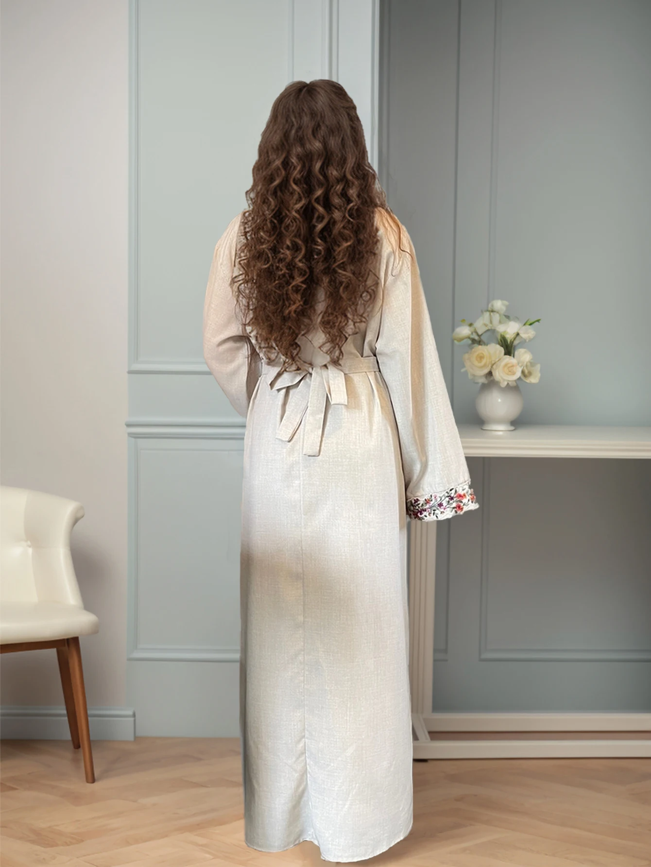 عباية كتانية مريحة: عباية كتان مطرزة لأناقة جهد