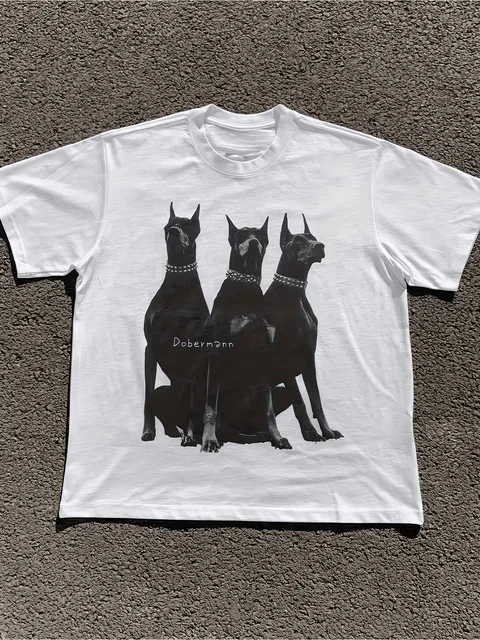 Ce t-shirt imprimé Doberman est conçu pour les hommes et les femmes, avec un motif Doberman noir et blanc saisissant. 1