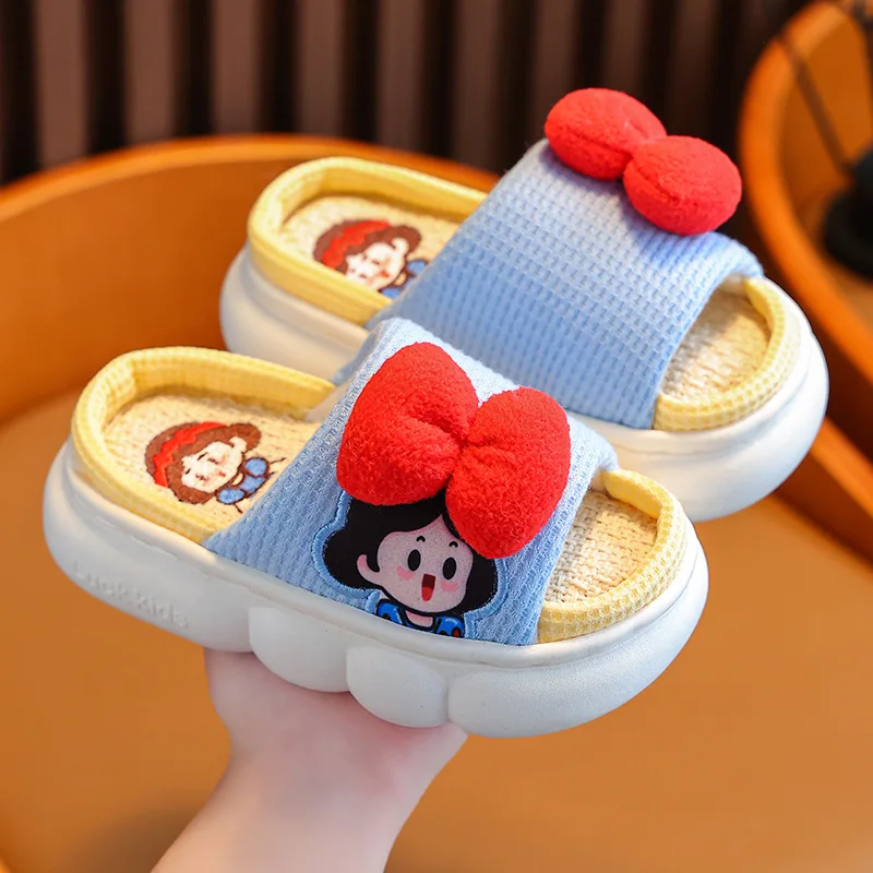 thumbnail image 1 of Zapatillas de lino para niños de primavera y otoño con diseño de animé Kawaii de Disney y Blancanieves, zapatos de suela suave para el hogar, sandalias y pantuflas, 1 of 5