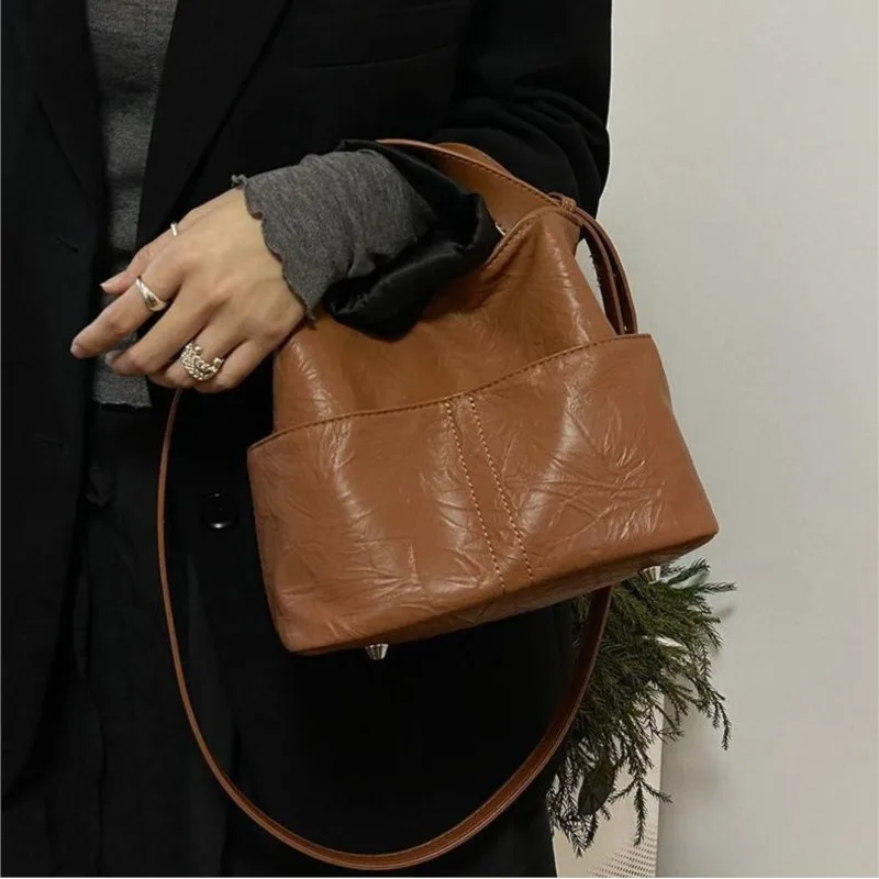 Fashion Sle Bucket Handbag Women Stitching Texture Leather Large Capacity Shoulder Bag Ladies High End Commute Crossbody Bag New