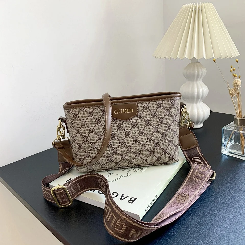 2024 Luxury High Quality Handbag Factory Direct Sales New Canvas Fashion  Casual Chest Waist Versatile Chain Handbag Single Shoulder Crossbody Small  Bag From 14,71 € | DHgate