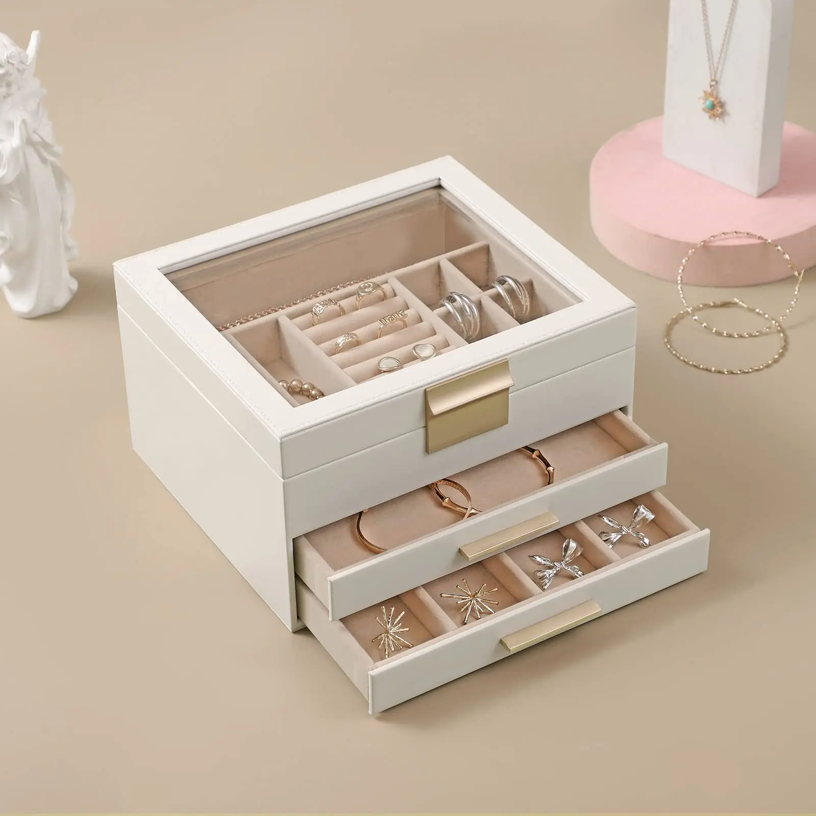 Intérieur organisé de la boîte à bijoux pour boucles d’oreilles