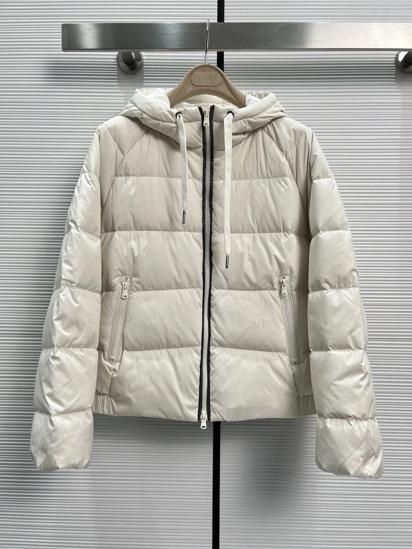 

2023 Women's Clothing Front chain design hooded short down coat Winter New