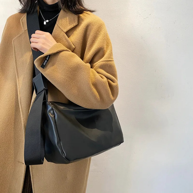 

Large Capacity Women Shoulder Bag Korean Edition Campus Student Versatile Commuting Crossbody Bag High Quality Retro Postman Bag