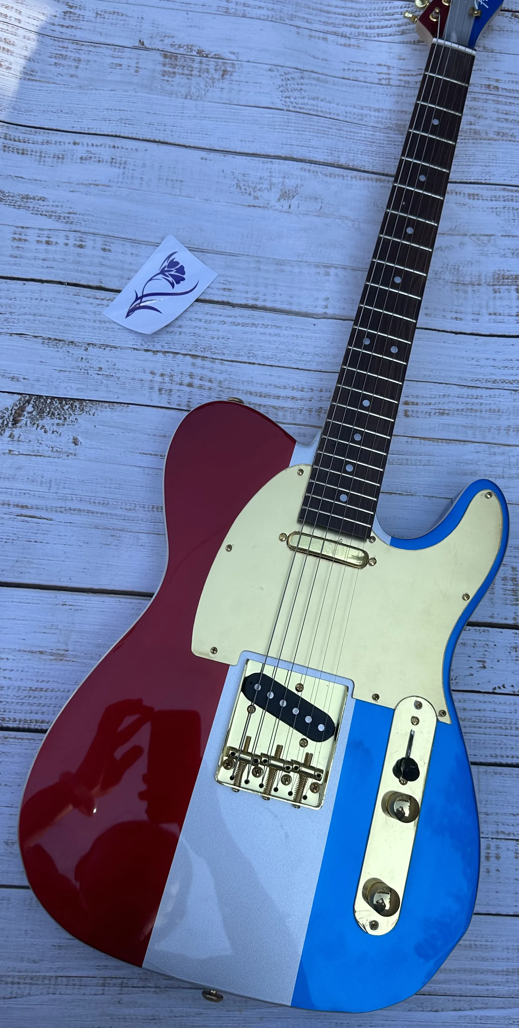 

Telecast Electric Guitar, Factory stock, colored splicing sequins, shining, map fingerboards, lighting package