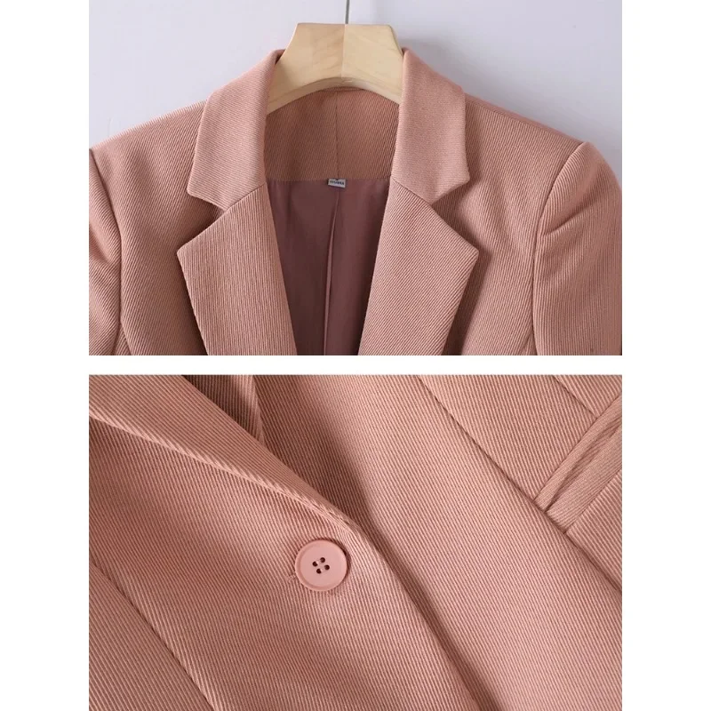 Рисунок 5 - Женский деловой костюм из блейзера и брюк