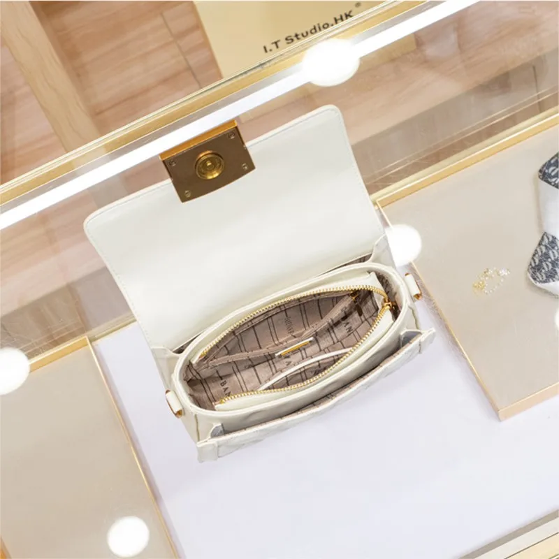 حقيبة كتف نسائية بتصميم متقاطع على الجسم، تتميز بش...