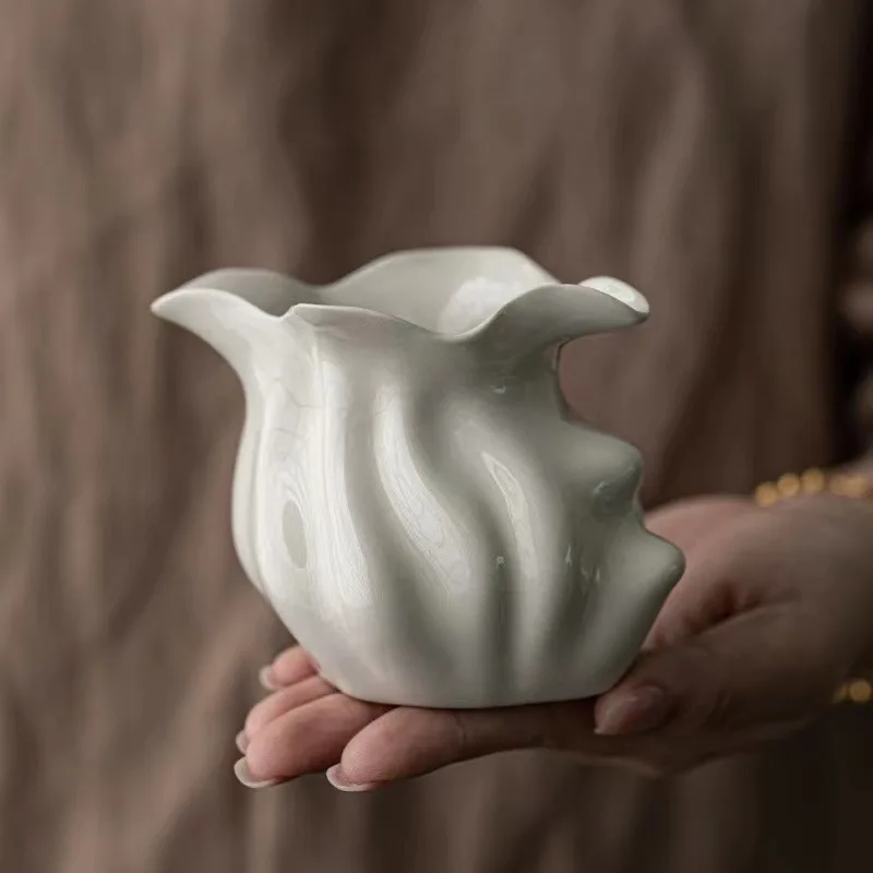 

Кувшин из травы и дерева в виде серого лотоса