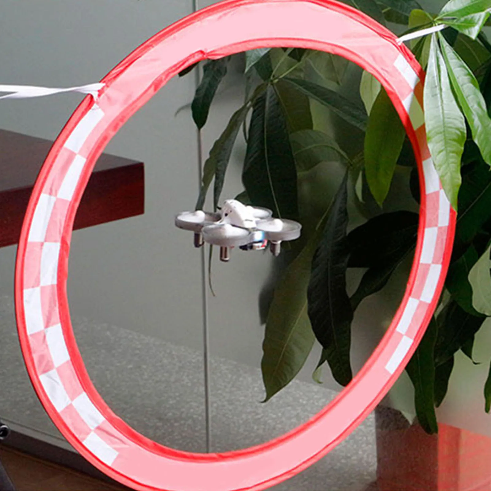 Porte de course KINGKONG LDARC 500mm montée sur un drone, montrant l'intégration des composants électroniques et la fixation des hélices.