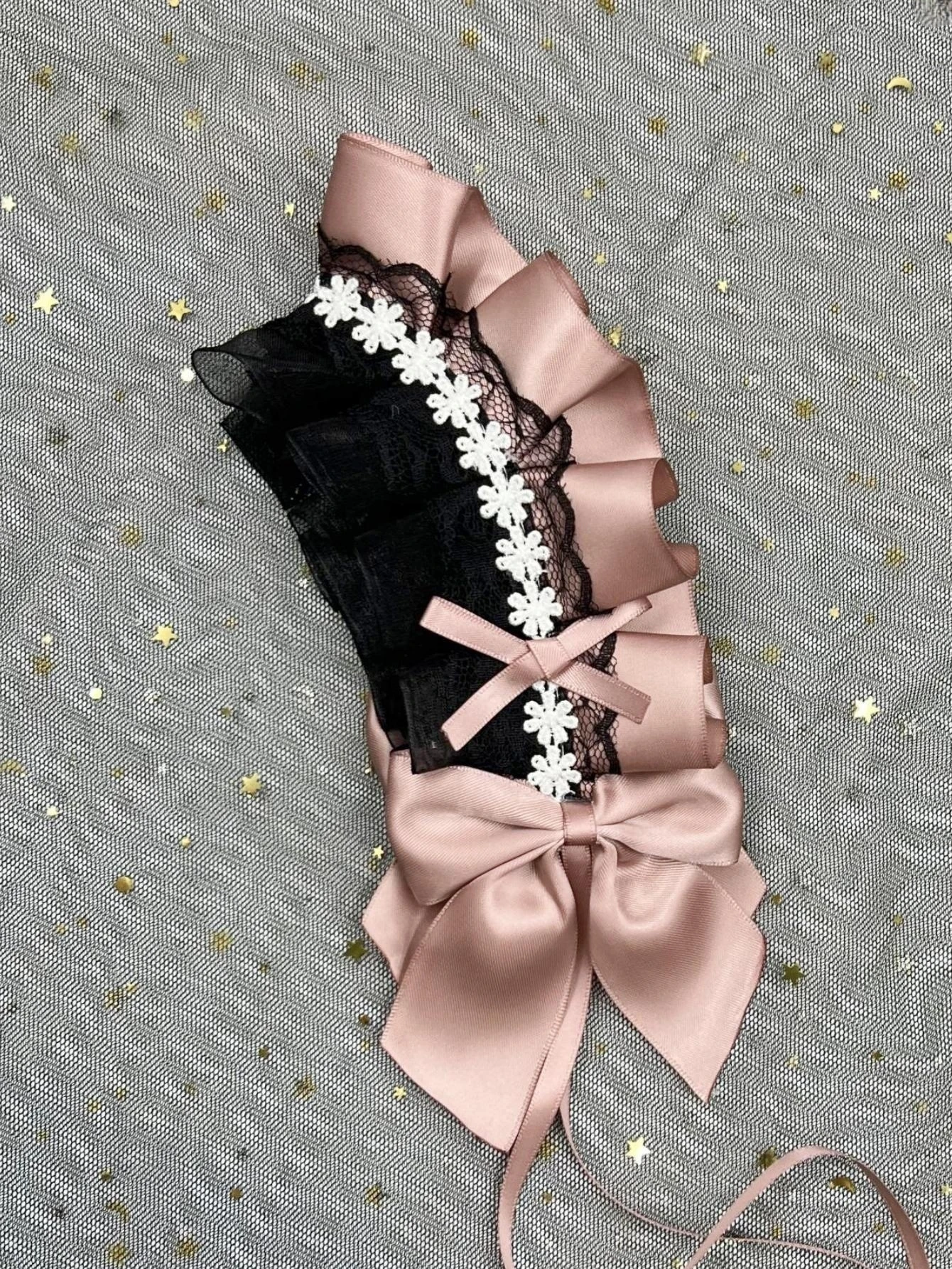 Gothic Lolita Süßes Stirnband in Kontrastfarbe mit Rüschen, Spitze, Schleife und Haarspangen, Anime Maid Kopfschmuck – Detail 12