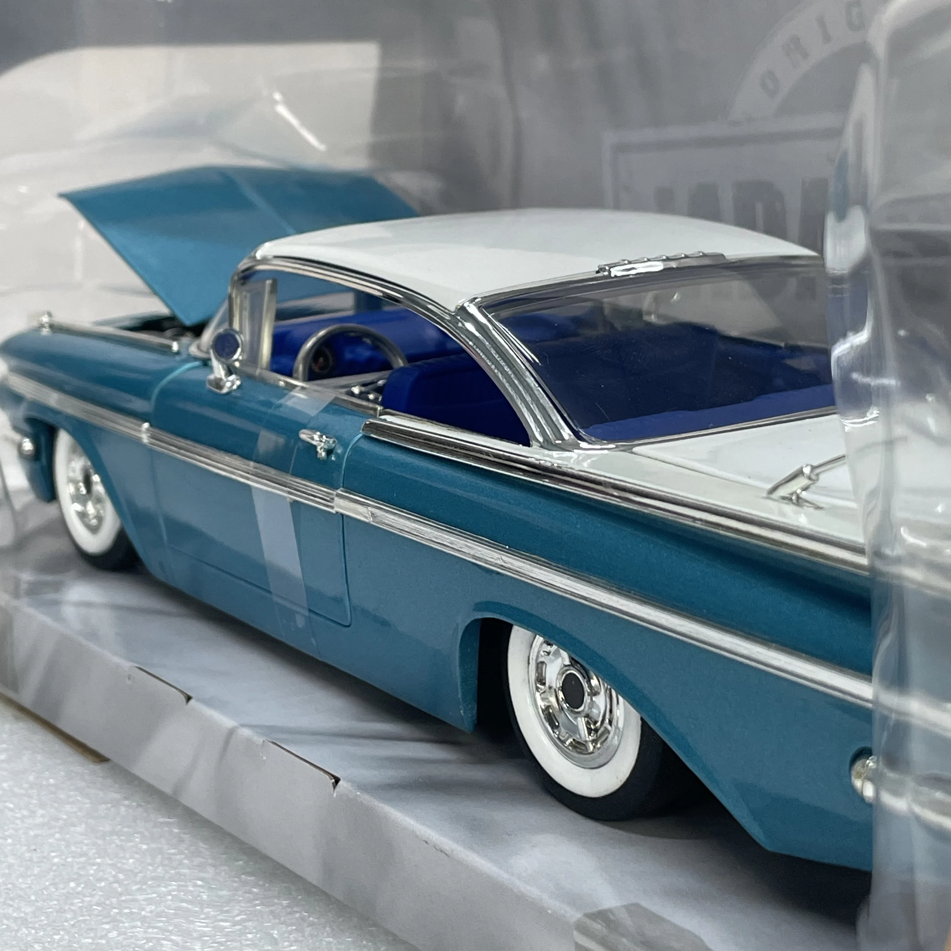 Static Die Casting 1:24 Scale Simulation Chevy Impala Alloy Coupe Collection Memorial Car Model