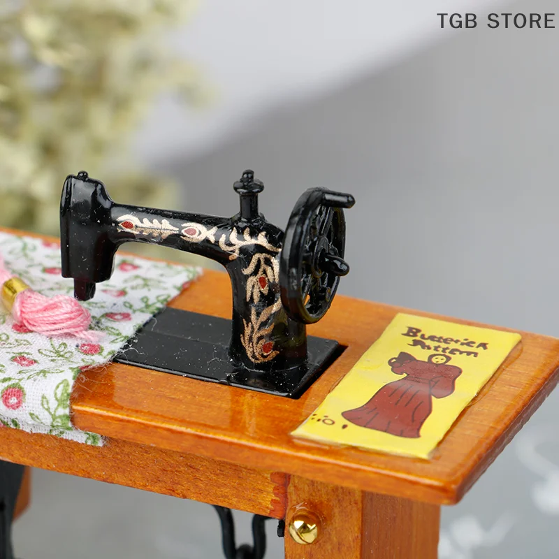 Vintage Miniatur-Nähmaschine mit Stoff für Puppenhaus-Dekoration im Maßstab 1:12 – Detail 7