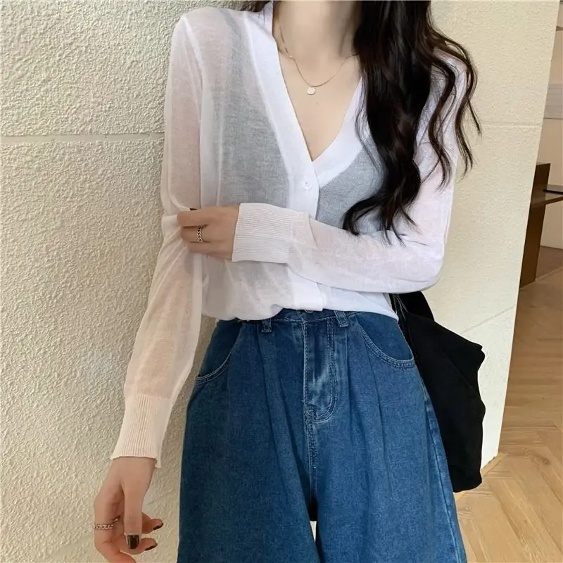 thumbnail image 5 of Abrigo informal holgado y fino de manga larga para mujer, cárdigan con botones y cuello en V que combina con todo, ropa Sexy transparente Y2k con protección solar, 5 of 5