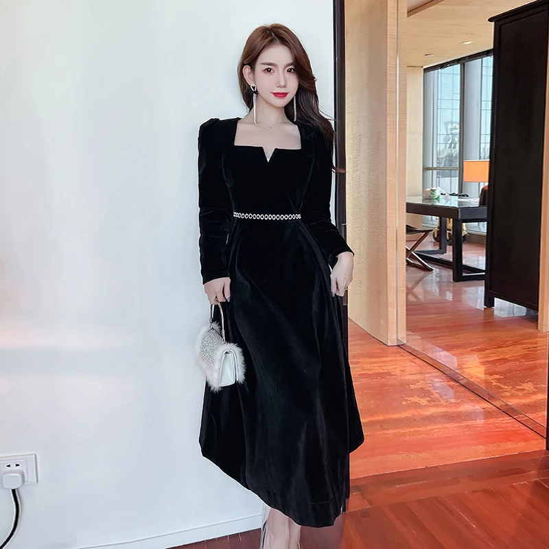 

Женское бархатное платье-миди с квадратным вырезом и высокой талией