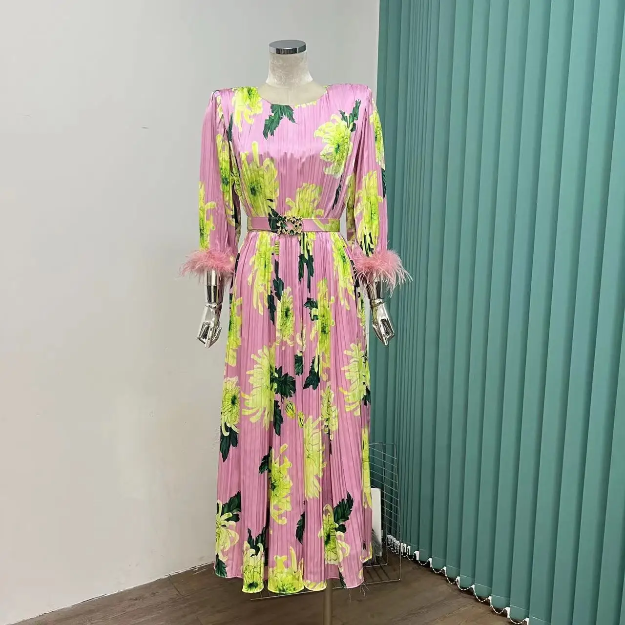 

2022 autumn and winter round neck fashion waist folding satin feather stitching sleeve dress with belt