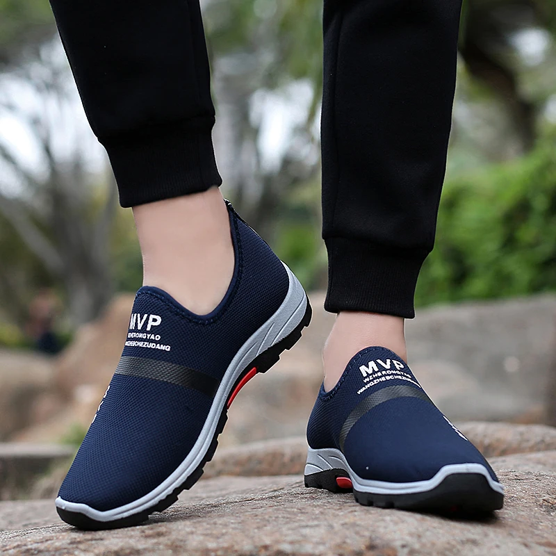 Verão malha sapatos masculinos tênis leves moda casual sapatos de caminhada respirável deslizamento em mocassins zapatillas hombre