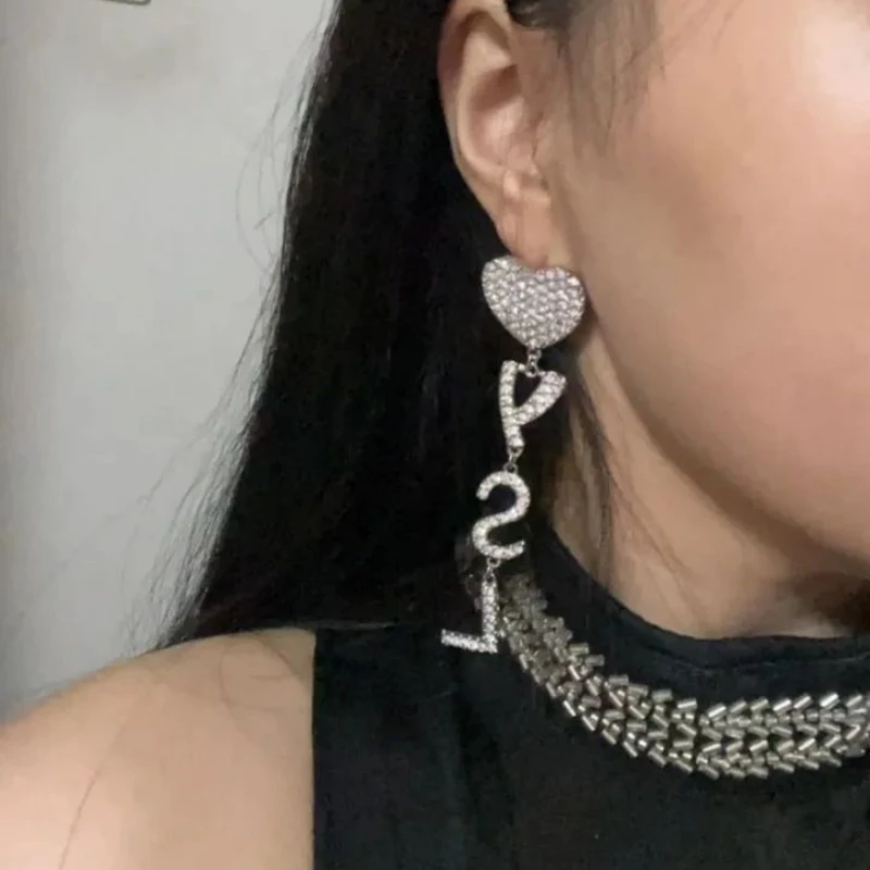 

Full of diamond letter earrings, a woman's exaggerated temperament, and a long round face presents slender earrings.