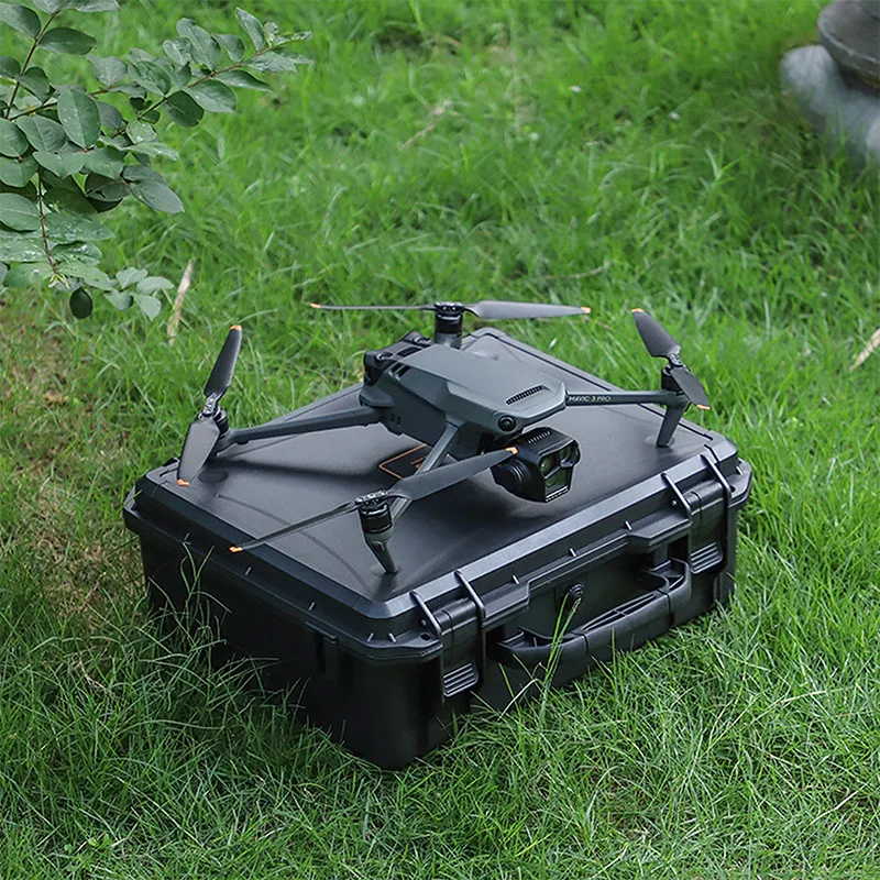 Sac étanche pour Mavic 3 Pro placé à côté d'un drone, vue d'ensemble de l'équipement
