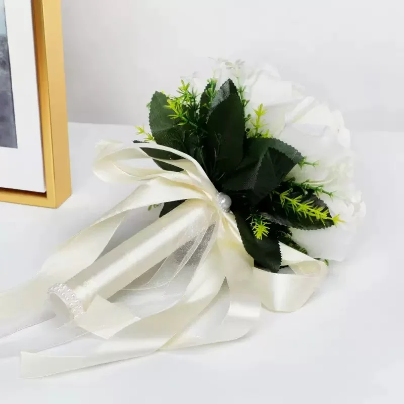 Minimalist Bridal Bouquet &ndash; Modern & Chic Wedding Flowers Clean lines and understated beauty for contemporary brides.