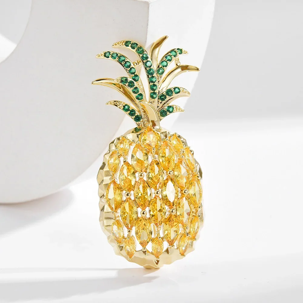 2024 New Cute Crystal Pineapple Brooch for Women Men Rhinestone Inlaid Fruit Collar Pin Jewelry Accessories Women’s Gift
