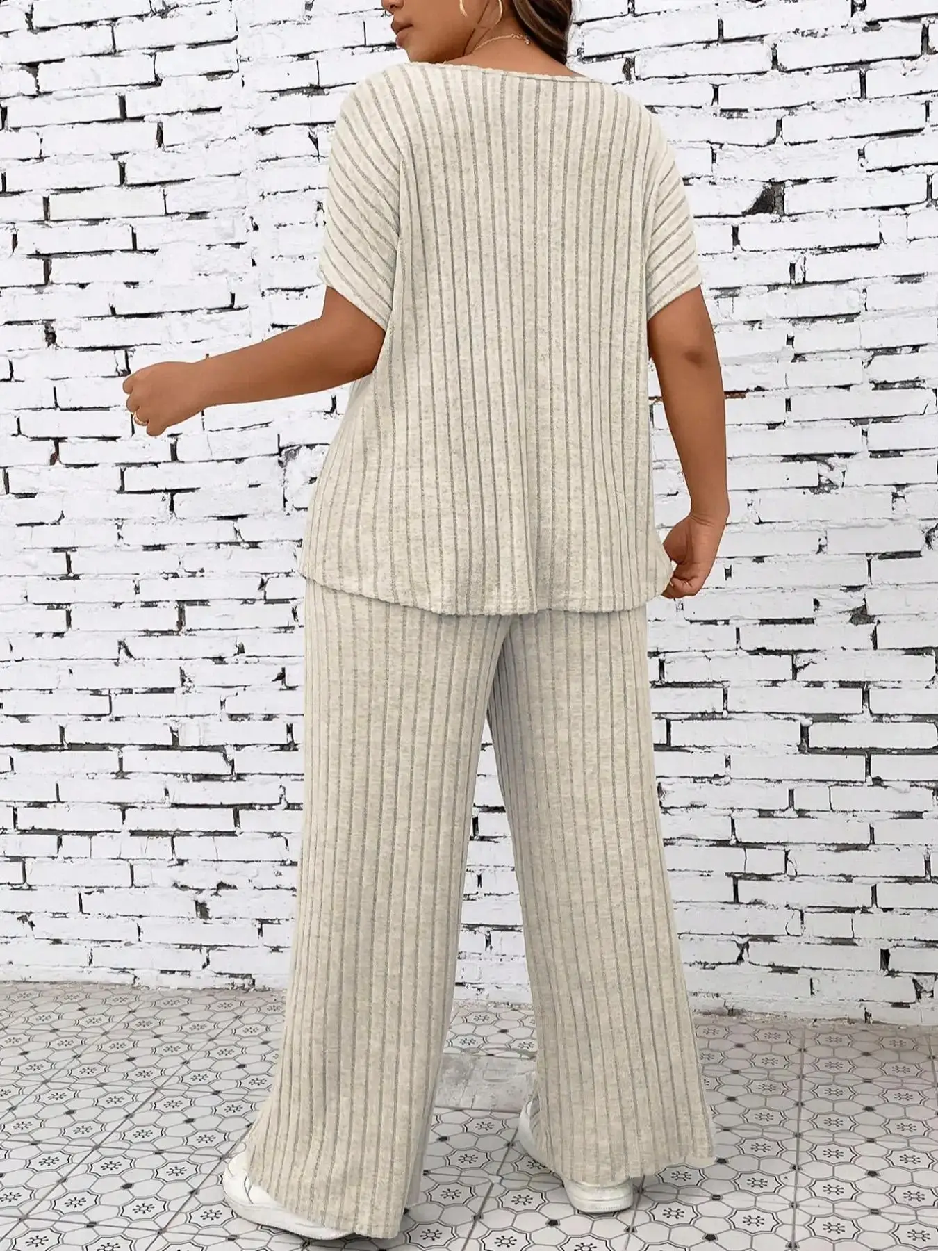 2 Counts Women's Plus Size Textured Batwing Sleeve Tee & Elastic Waist Pants Set, Casual Short Sleeve T-shirt & Straight Leg Tro 2