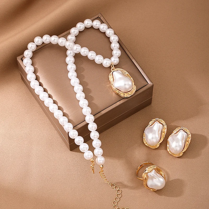 قلادة لؤلؤ وأقراط باروك بتصميم هندسي أنيق