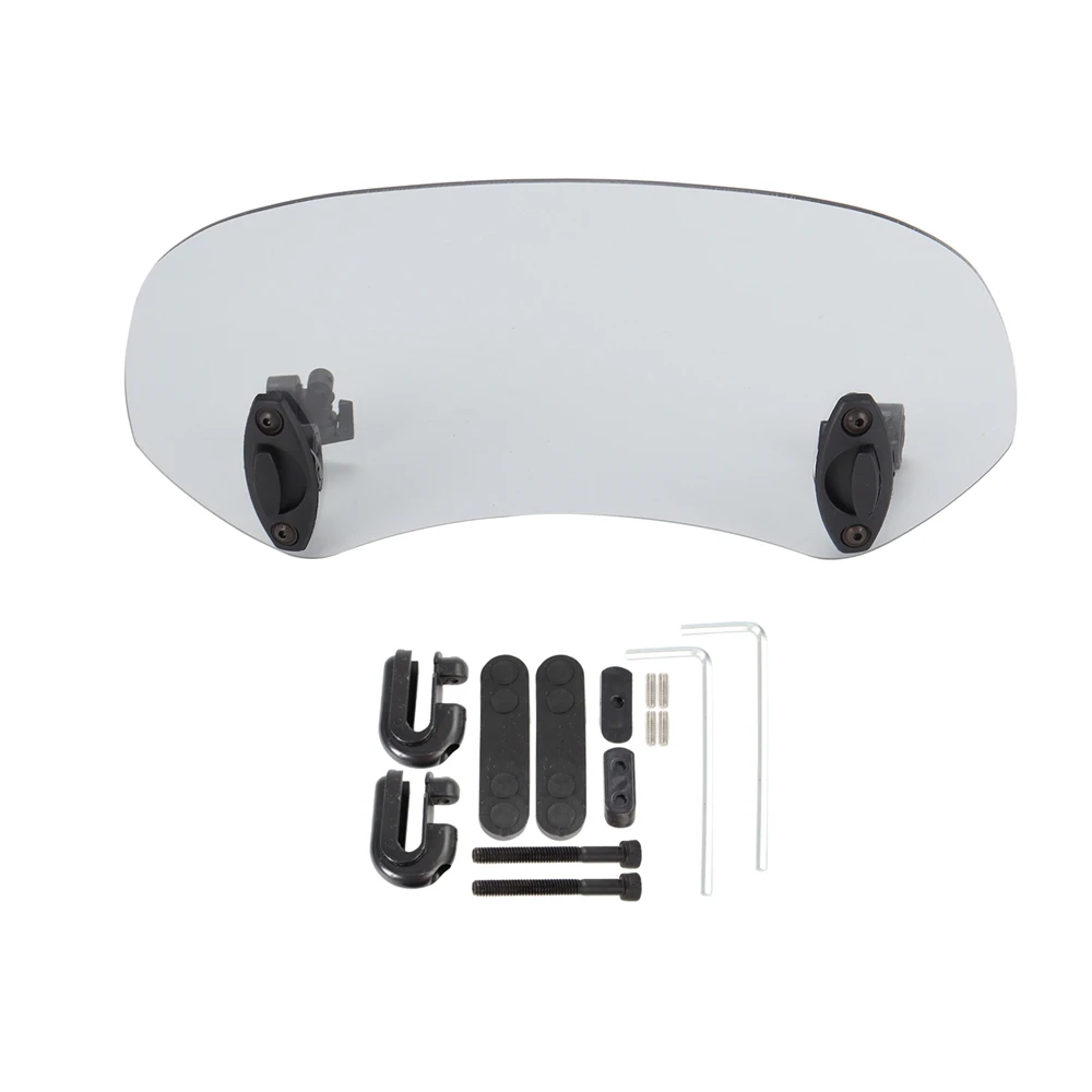 Lähikuva spoilerin terästä moottoripyörän tuulilasissa