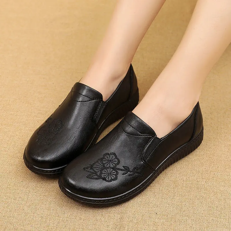 Middle-elderly Mom Flat Shoes Soft Sole Anti-slip Women Leather Flats Shoes Leisure Ladies Loafers 2023 New Female Loafers