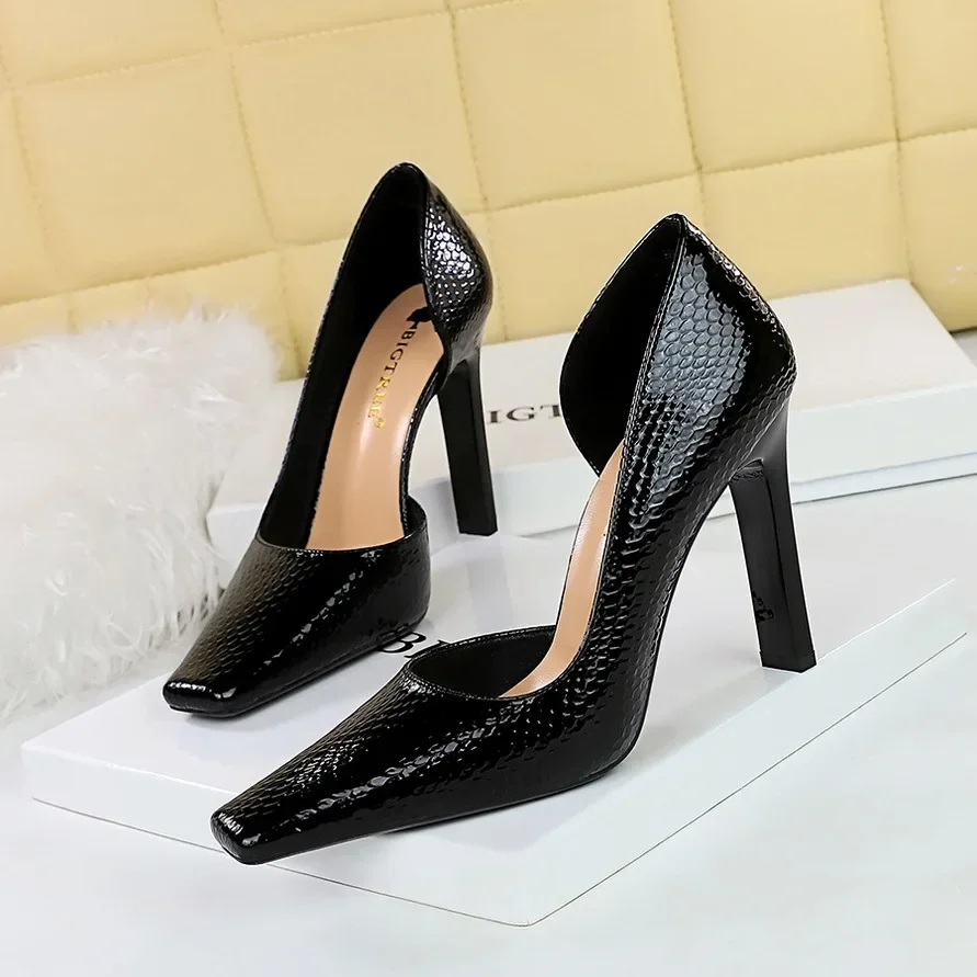 

Snake patterned patent leather high heels Thick heeled shallow cut square toe side hollowed out banquet high heeled single shoes