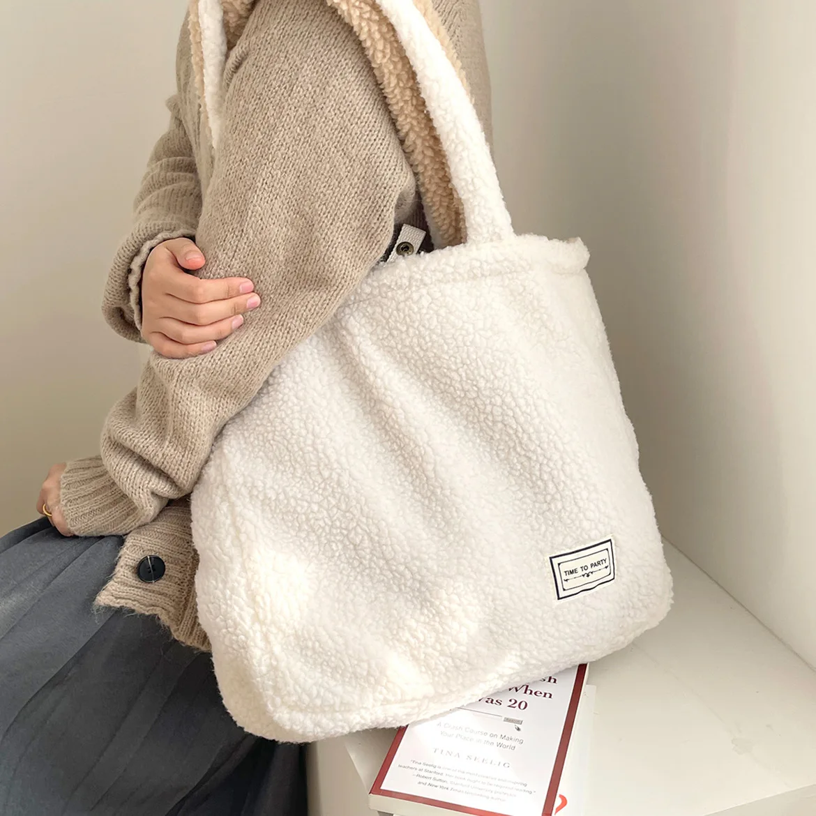 Weiche Plüsch frauen Doppel Seite Schulter Tasche Weibliche Pelzigen Große Einkaufstasche Faux Lamm Wolle Student Mädchen Buch Tote handtaschen