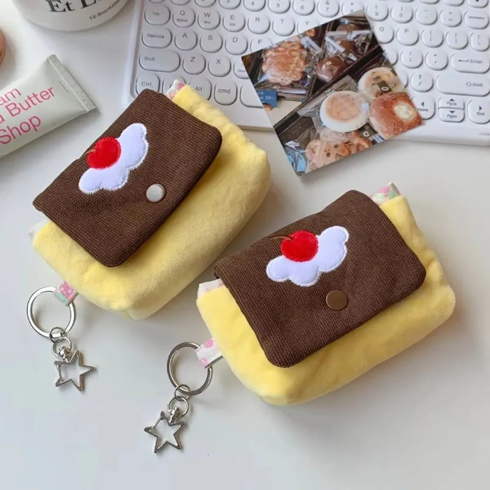 Pochette Multifunzionale per Ragazze, Portamonete in Peluche a Forma di Ciliegia, Contenitore Portatile per Carte, Auricolari, Oggetti Vari e Cosmetici - immagine 2