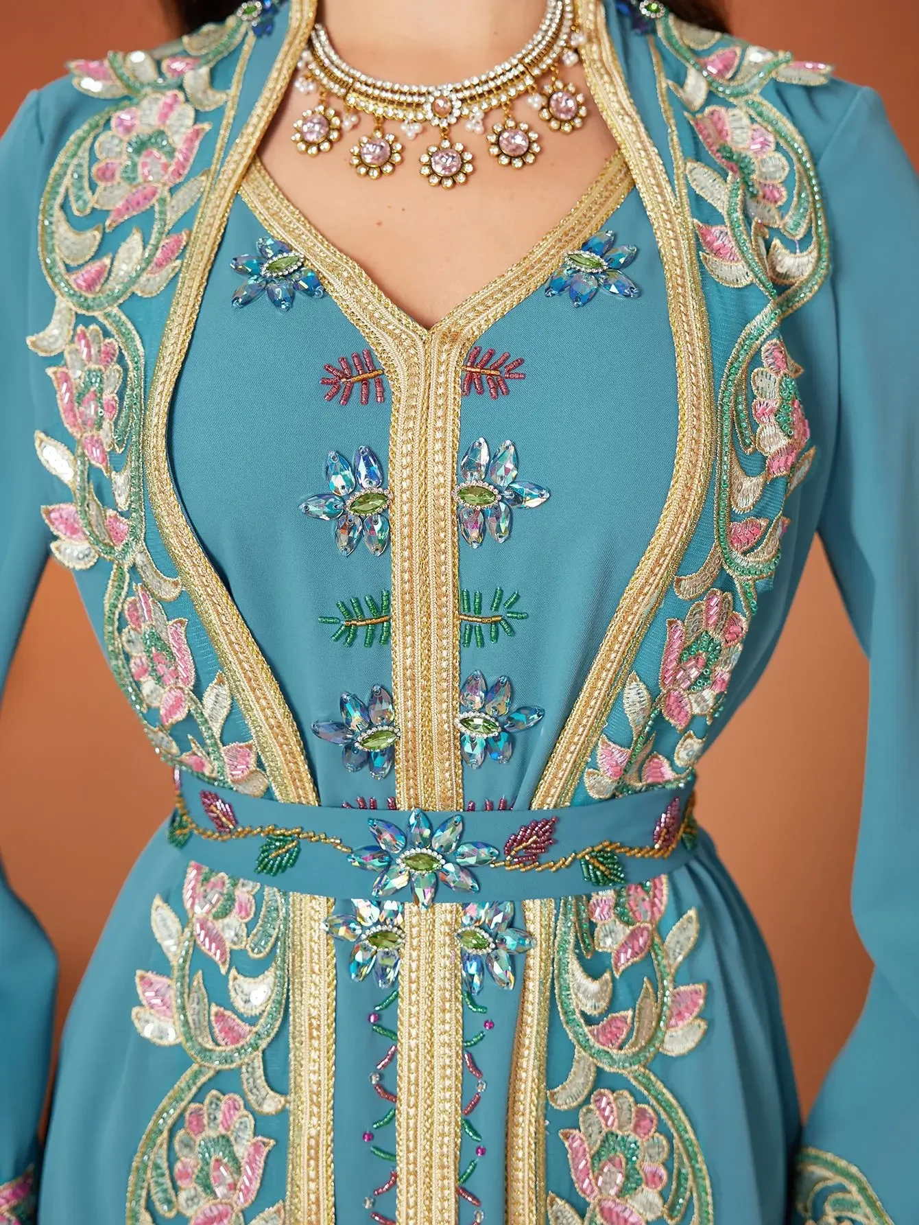 جلابية سماوية بتطريز فاخر وحزام