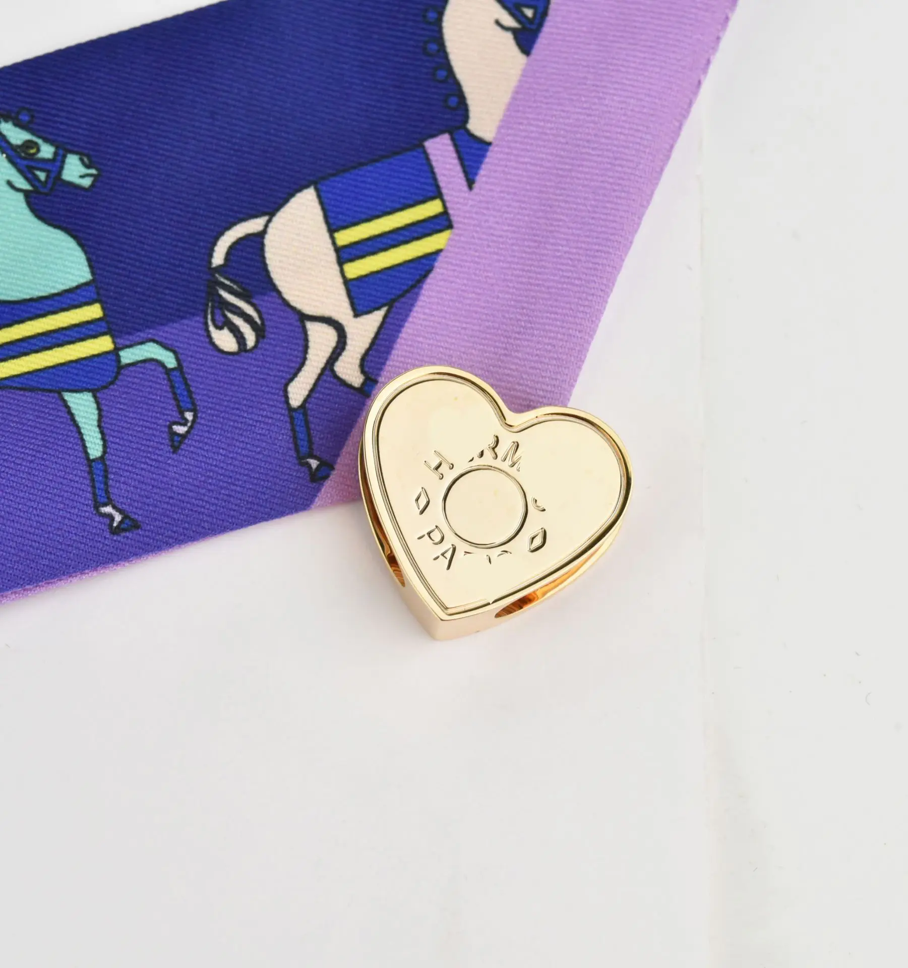 Рисунок 5 - Шарф-кольцо с подвеской