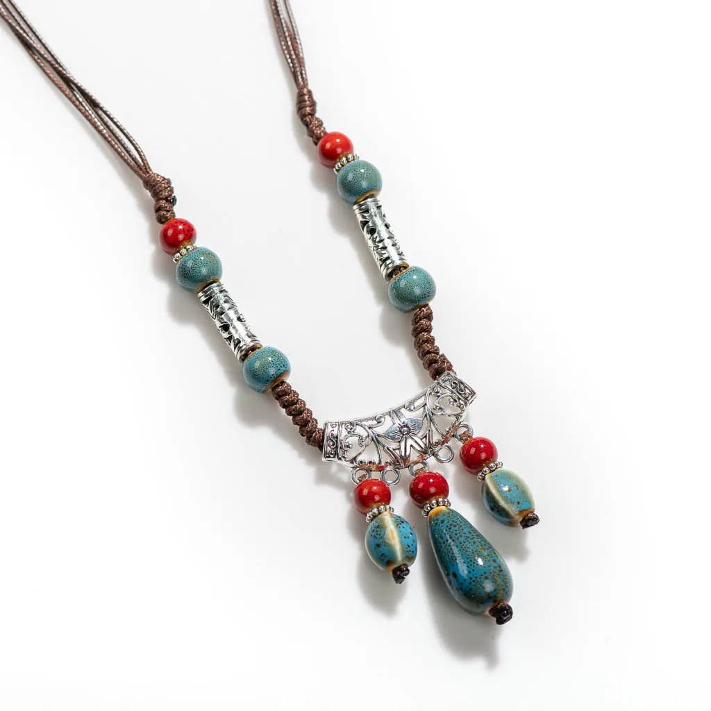 Collana vintage bohémien con perline in ceramica colorata a