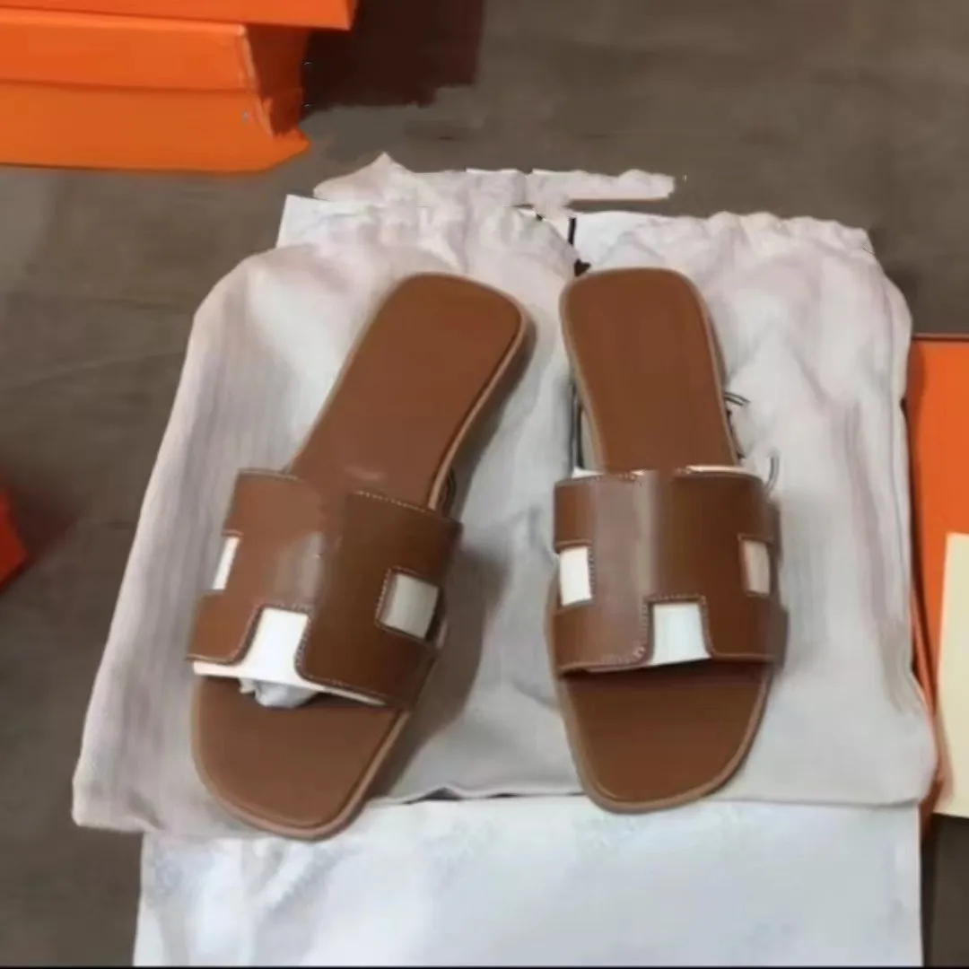 

High-quality Classic Flat-soled Sandals Mark Fashion Light Luxury Household Sandals And Slippers