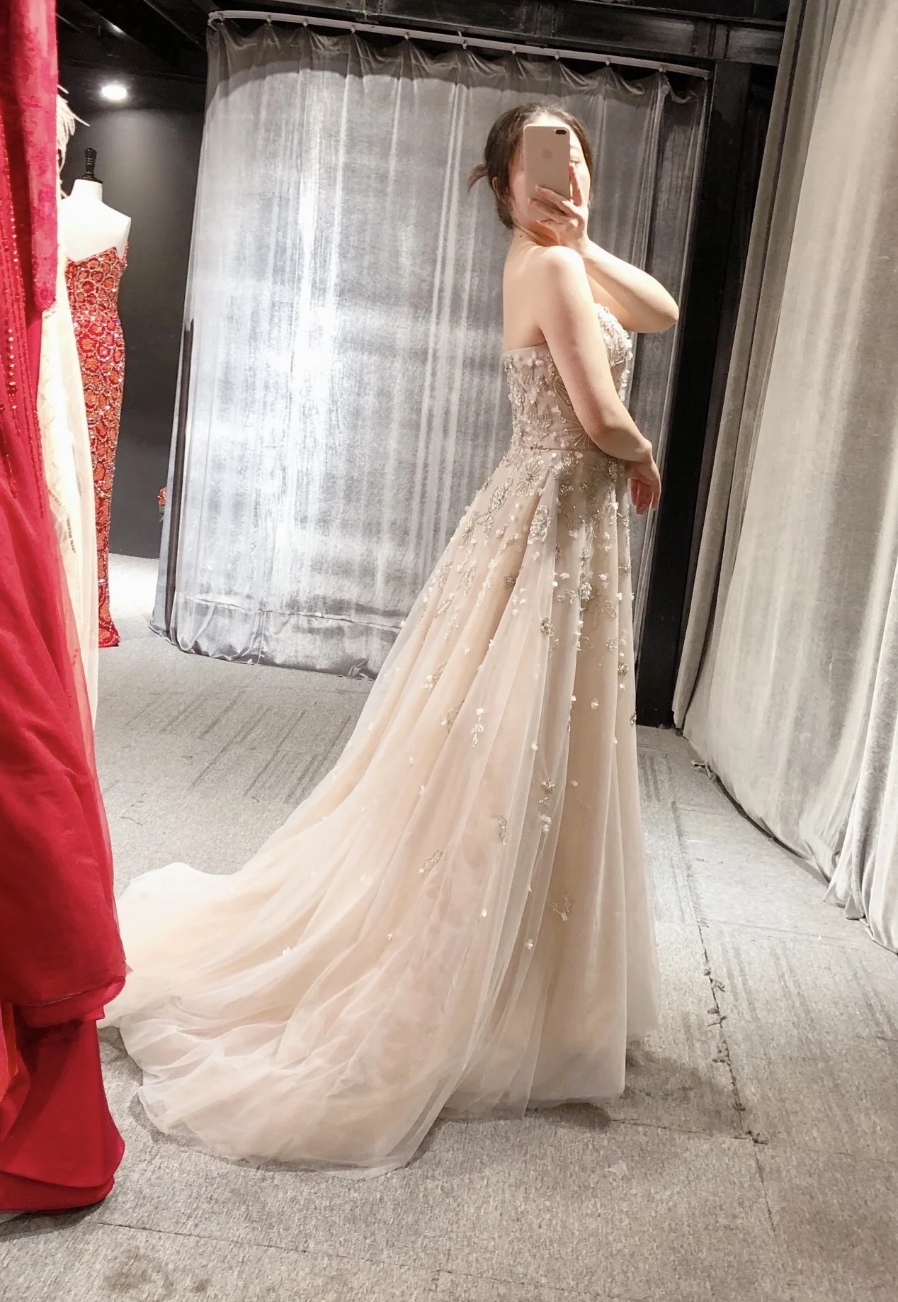 Рисунок 5 - Вечернее платье цвета шампанского