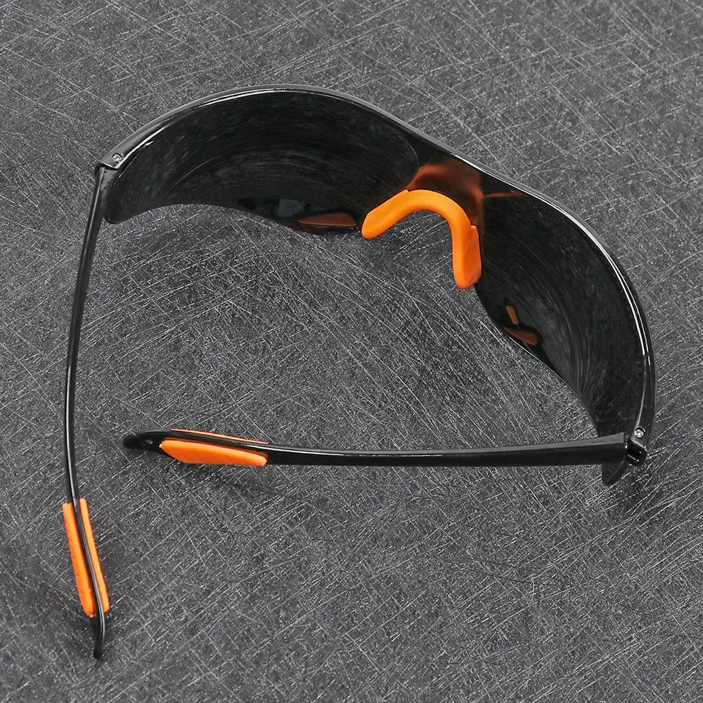 Lunettes de protection PC anti-rayures sur un bureau avec un ordinateur, idéales pour le travail sur écran.