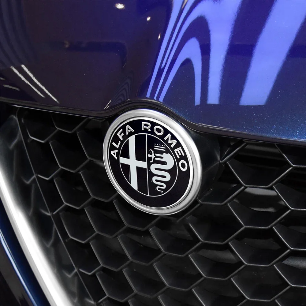 Alfa Romeo LED Auto Embleem - Sfeerimpressie op de voorbumper