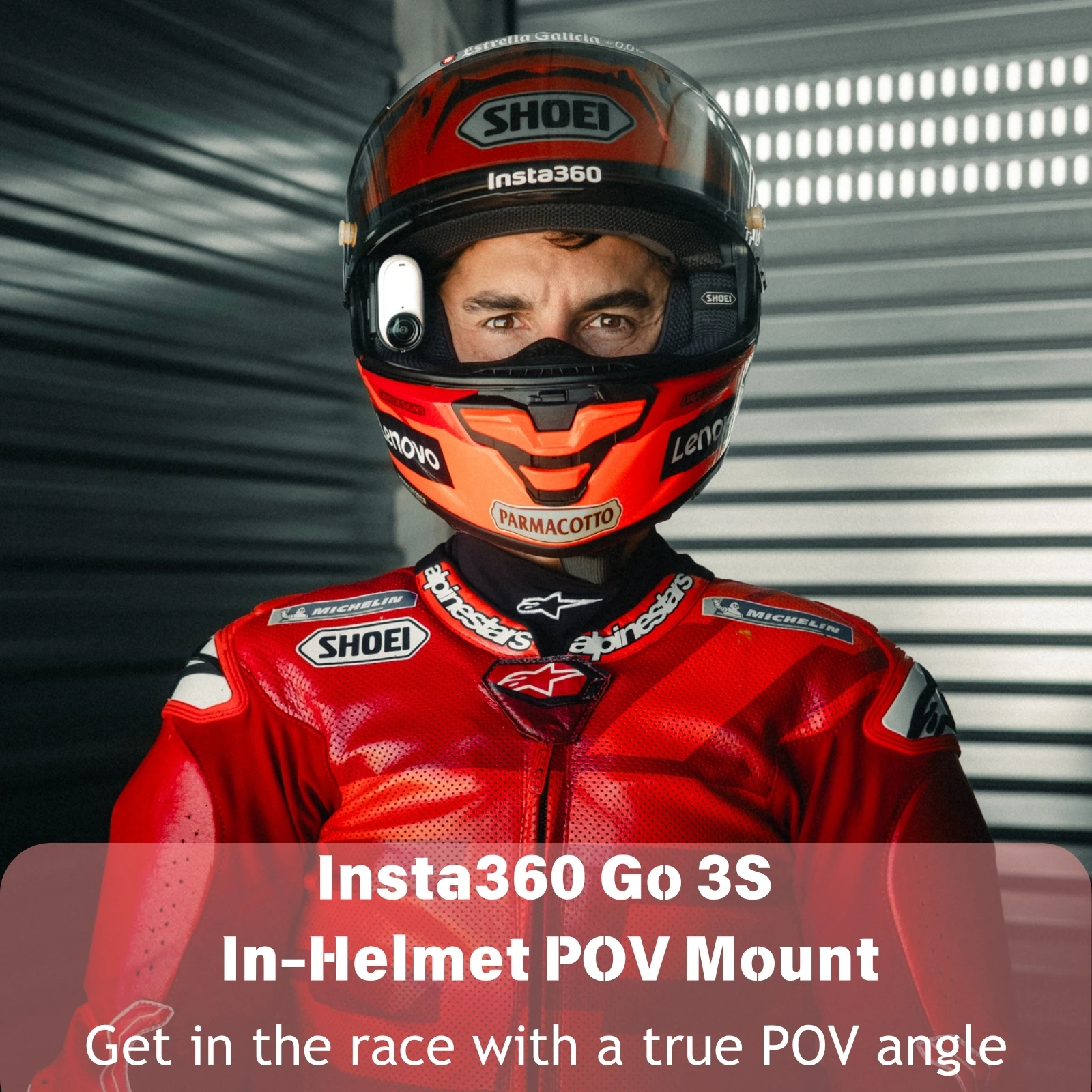 Vue rapprochée du support de fixation POV maintenant solidement la caméra Insta360 GO 3S sur un casque moto