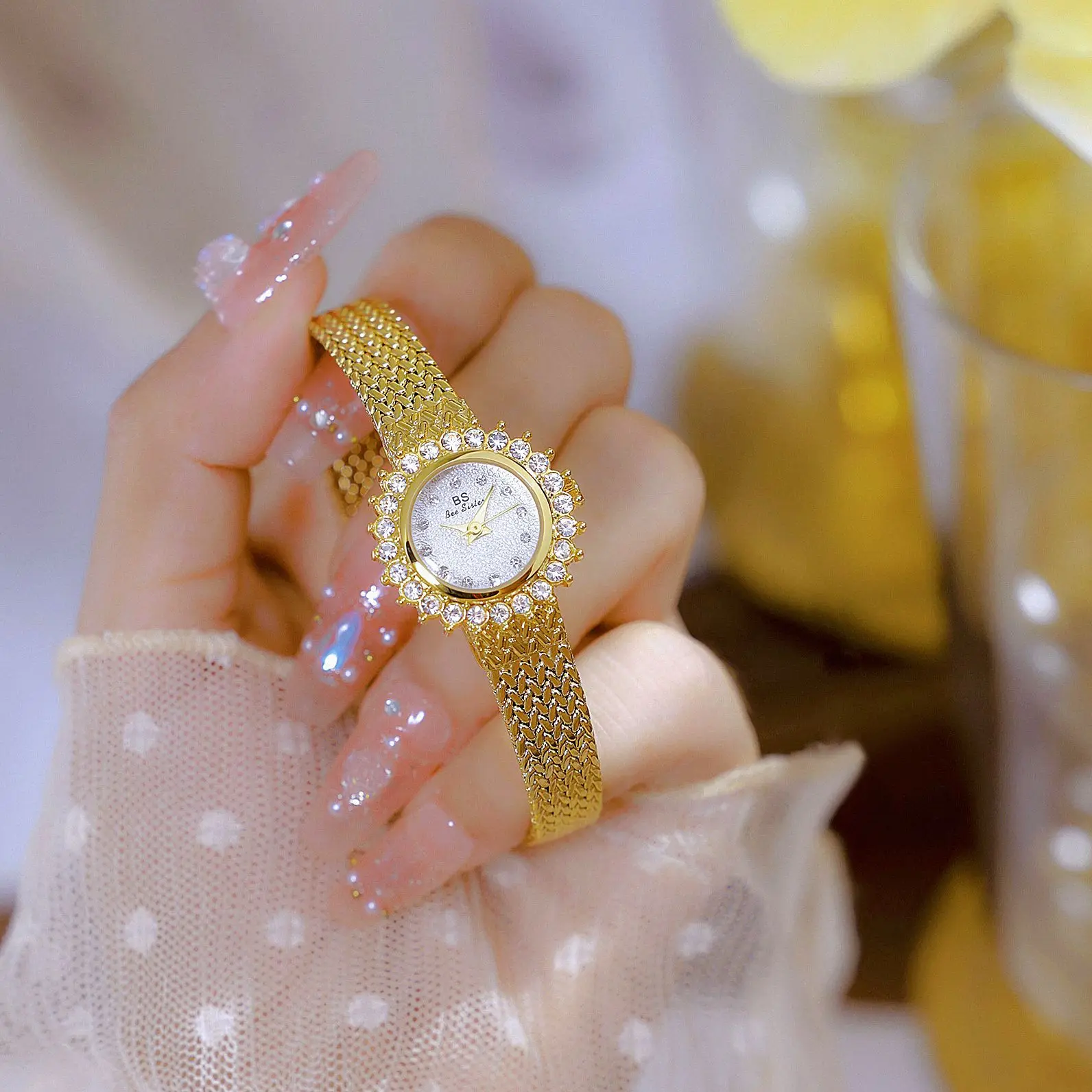 Elegant Sunflower Diamond Dial Gold Women's Watch with Mesh Bracelet