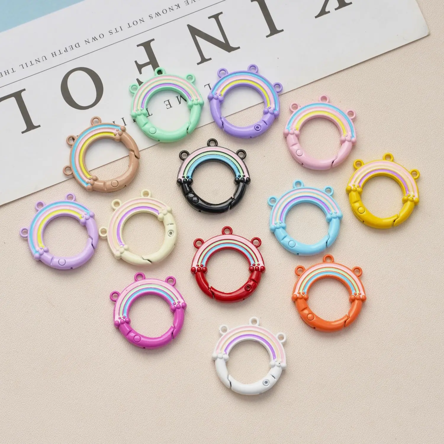 

10pcs Random Kawaii Keychains Rainbow Spring Buckle Key Chain Keys Holder Chain Ring for Woman Diy Material Pendant Accessories