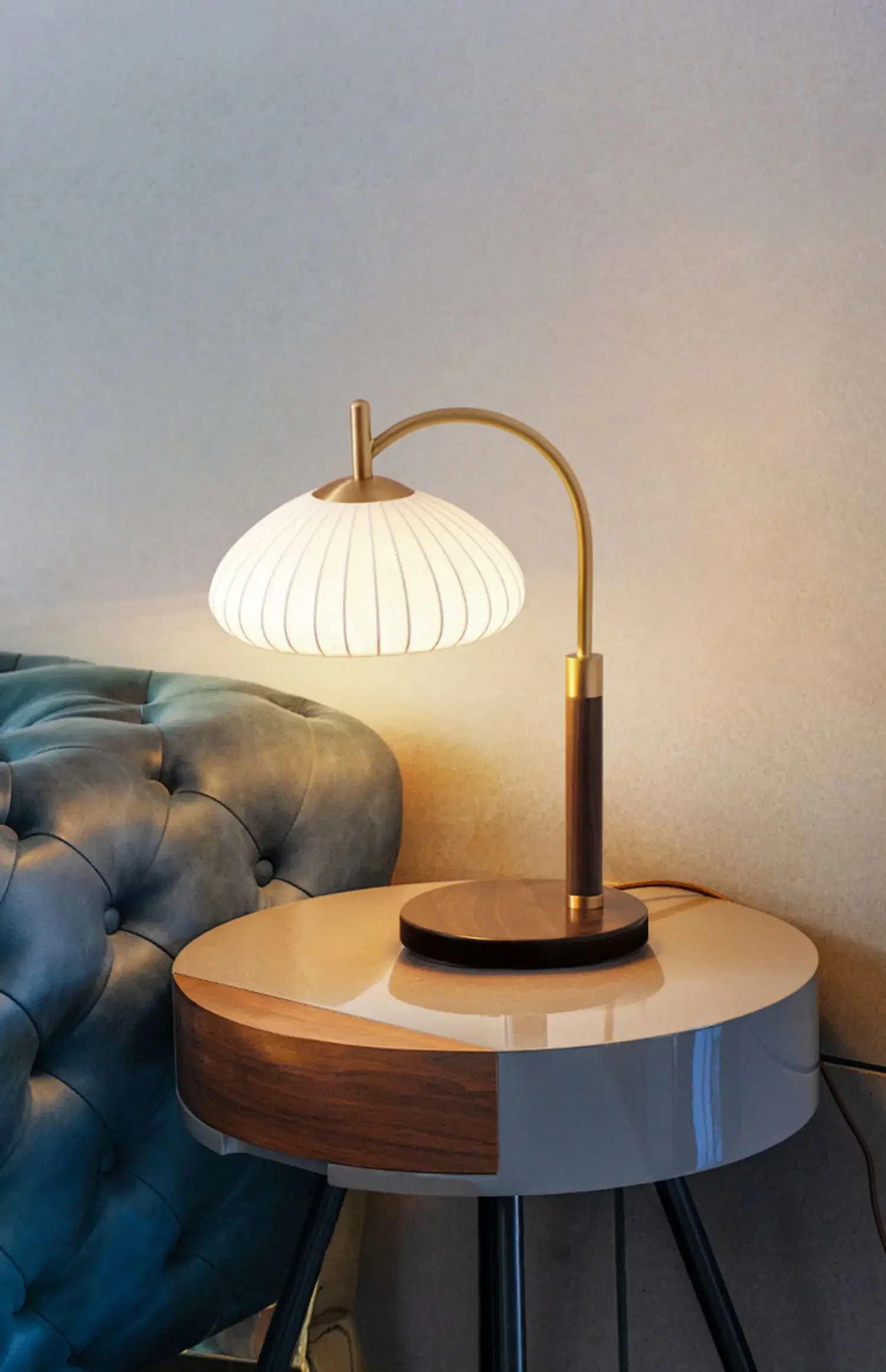 Description Picture 2 of itemMedieval style table lamp 2024 new high-end American walnut Chinese bedroom bedside lampمصباح ارضي     מנורה עומדת플로어 램프 nordic