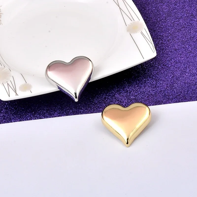 

Design Chic New European and American Fashion Senior Feeling Love Brooch Female Niche Design Temperament Every Pin Coat Brooch